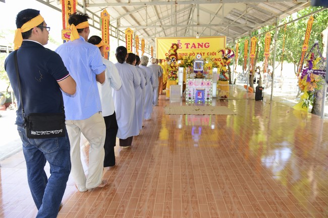 Chanting sutra, praying for rebirth of the spirit at Vinh Nghiem Pagoda